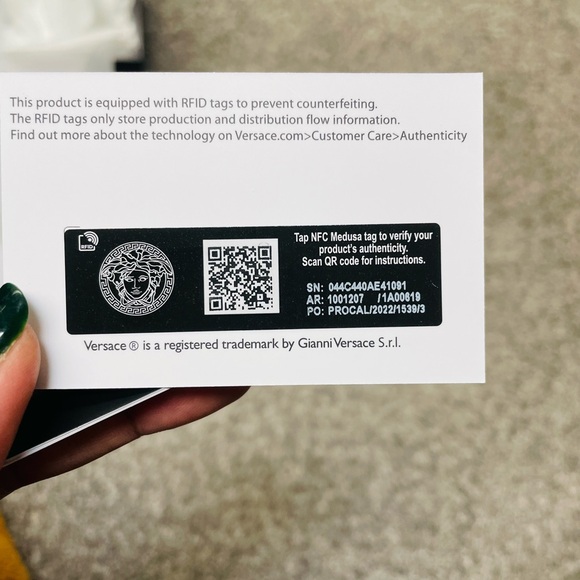 Versace

La Medusa leather slingback bump, size 7.5, brand new but not my size. - Picture 8 of 11